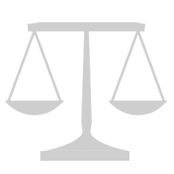 Difesa legale per reati legati alle criptovalute Un avvocato penalista discute con un cliente preoccupato per un'accusa di truffa con le criptovalute